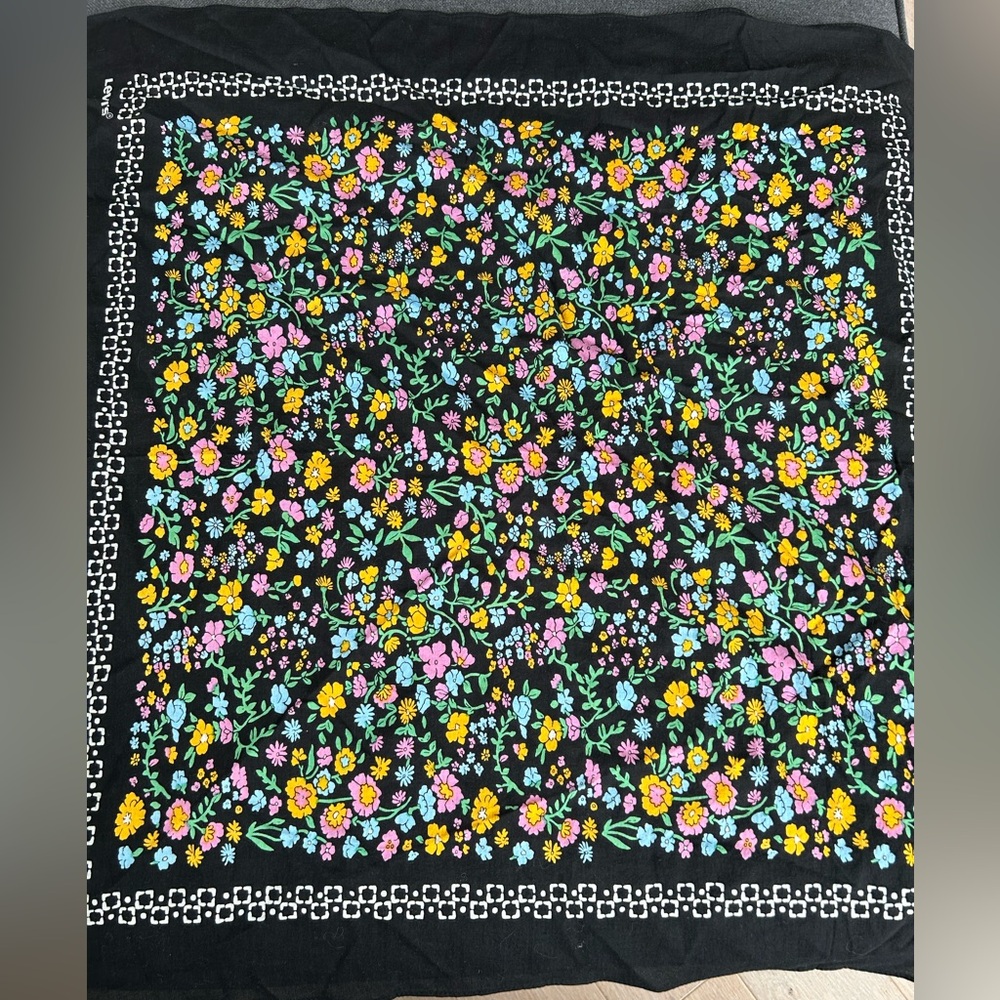 Levi's floral bandana featuring a multi-colored botanical print on black. - Picture 3 of 4